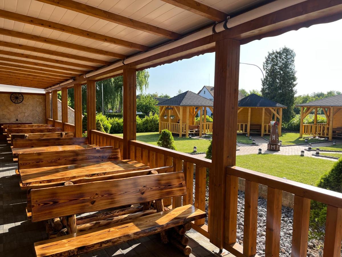 eine Terrasse mit Holzbänken auf einer Veranda in der Unterkunft Eventhaus Schamin in Erpen