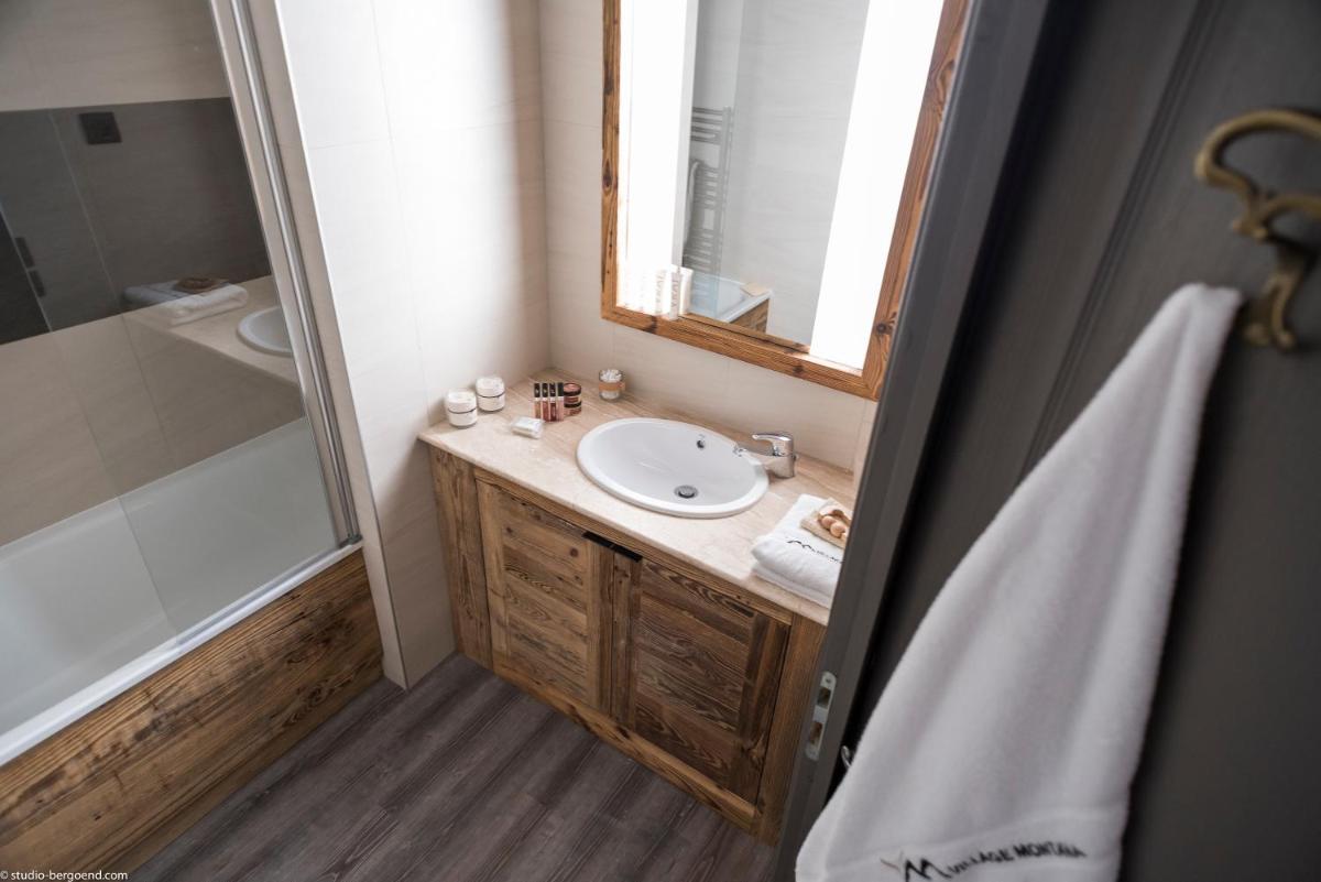 Salle de bains dans l'établissement Hôtel Village Montana by Les Etincelles