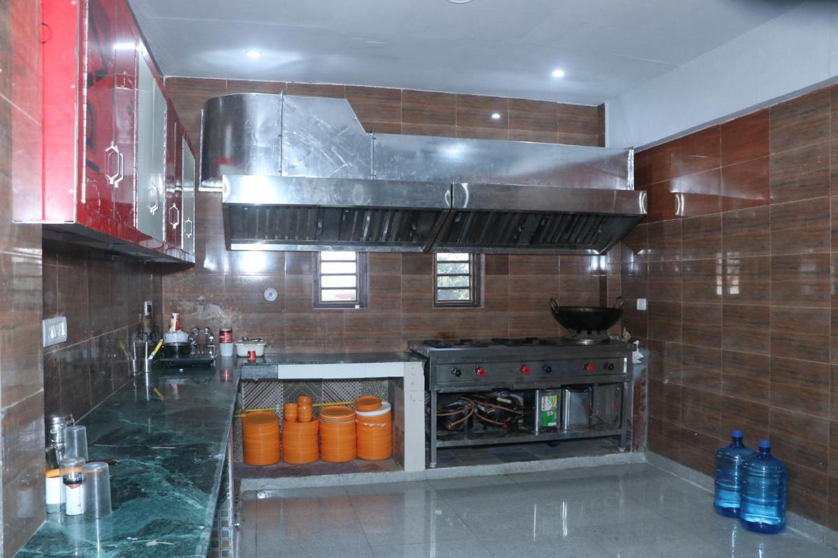 Hotel Crown Residency - Housity