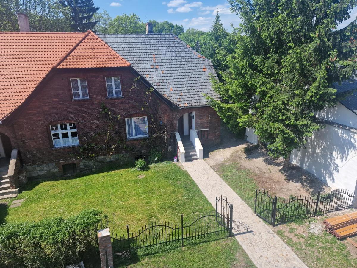 Pokoje w parku i folwarku przy Pałacu Ławica - Housity