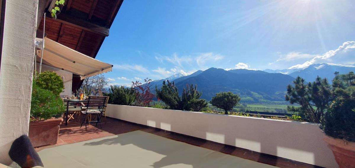 HeidiHoliday-Jenins Grand Maisonette-Attika mit Office & Relax-Bereich, Aussenparkplatz & Garage, geschützte Sonnen-Panoramaterrasse, Aufgewertet 2024 - Housity