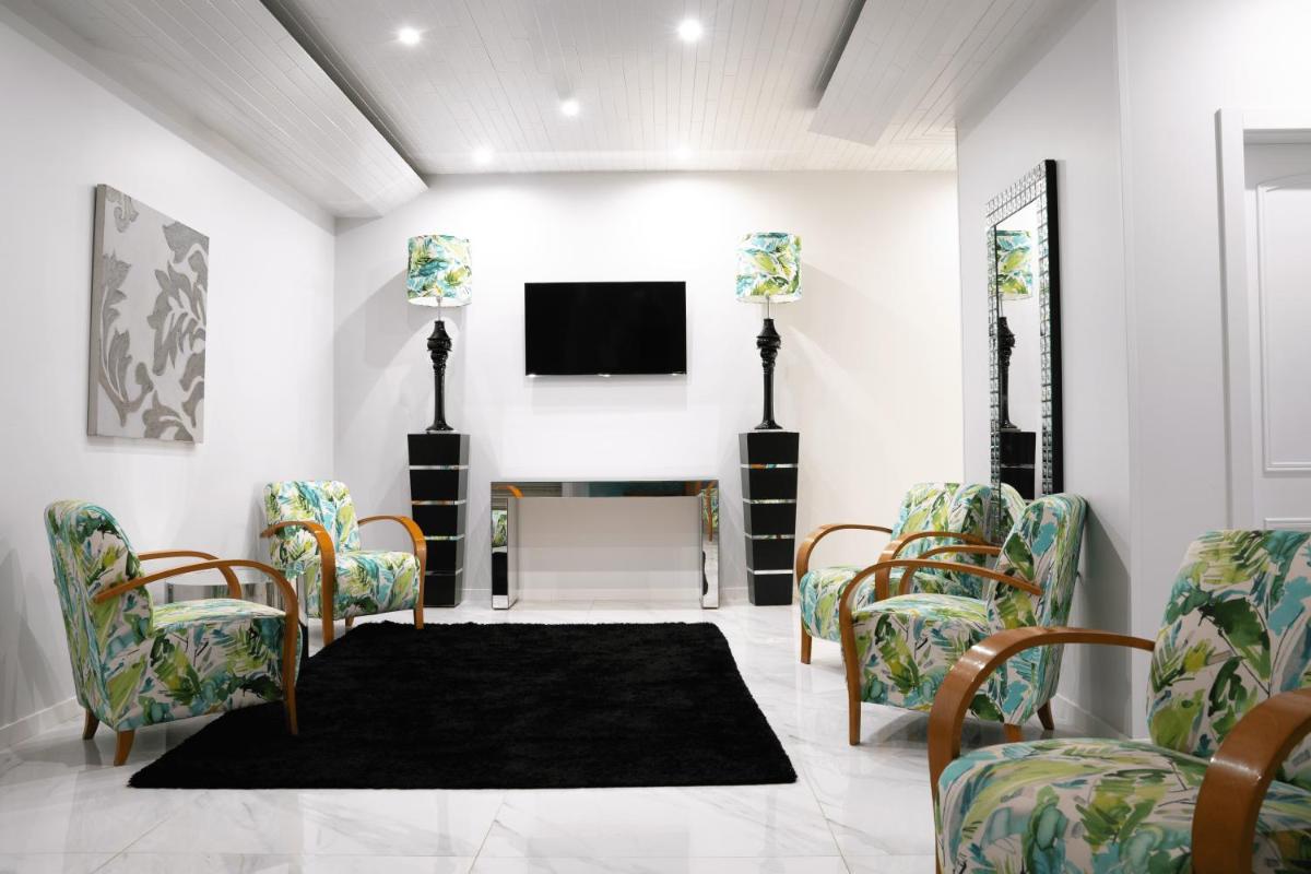 Uma televisão e/ou sistema de entretenimento em Hotel Cristal Vieira Praia & SPA