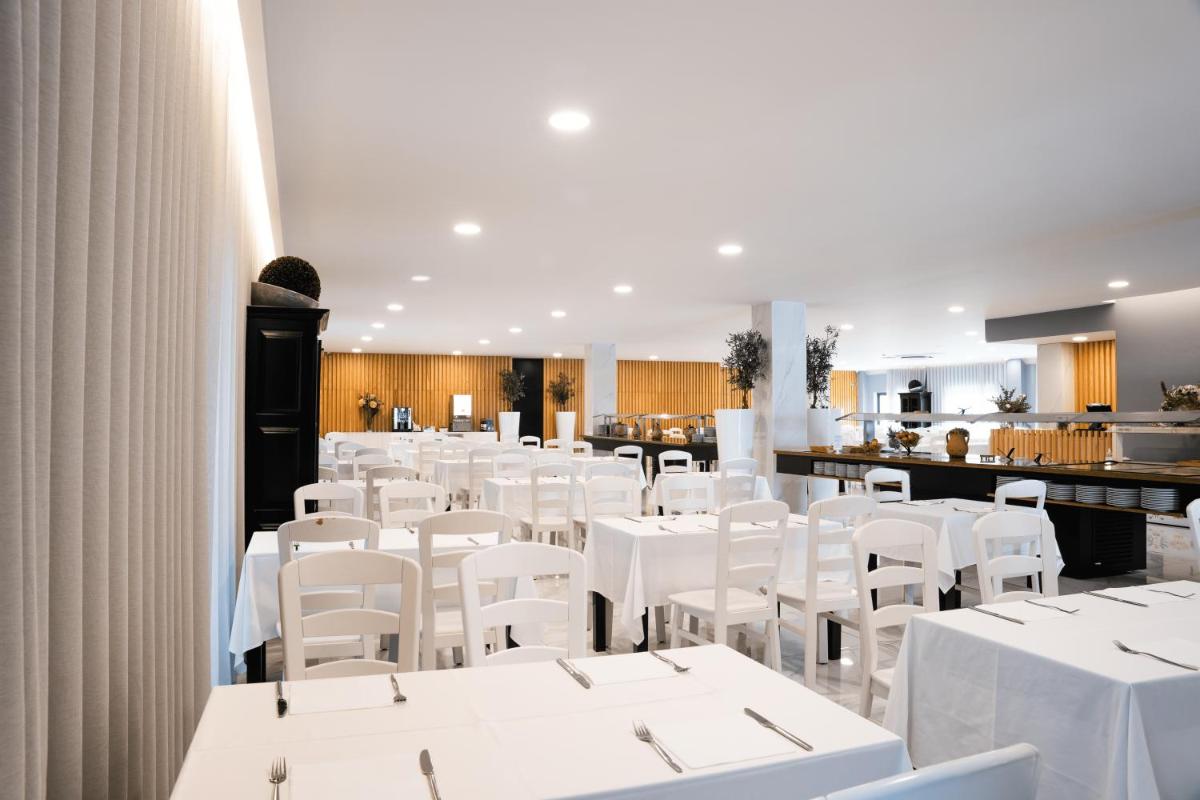 Um restaurante ou outro lugar para comer em Hotel Cristal Vieira Praia & SPA