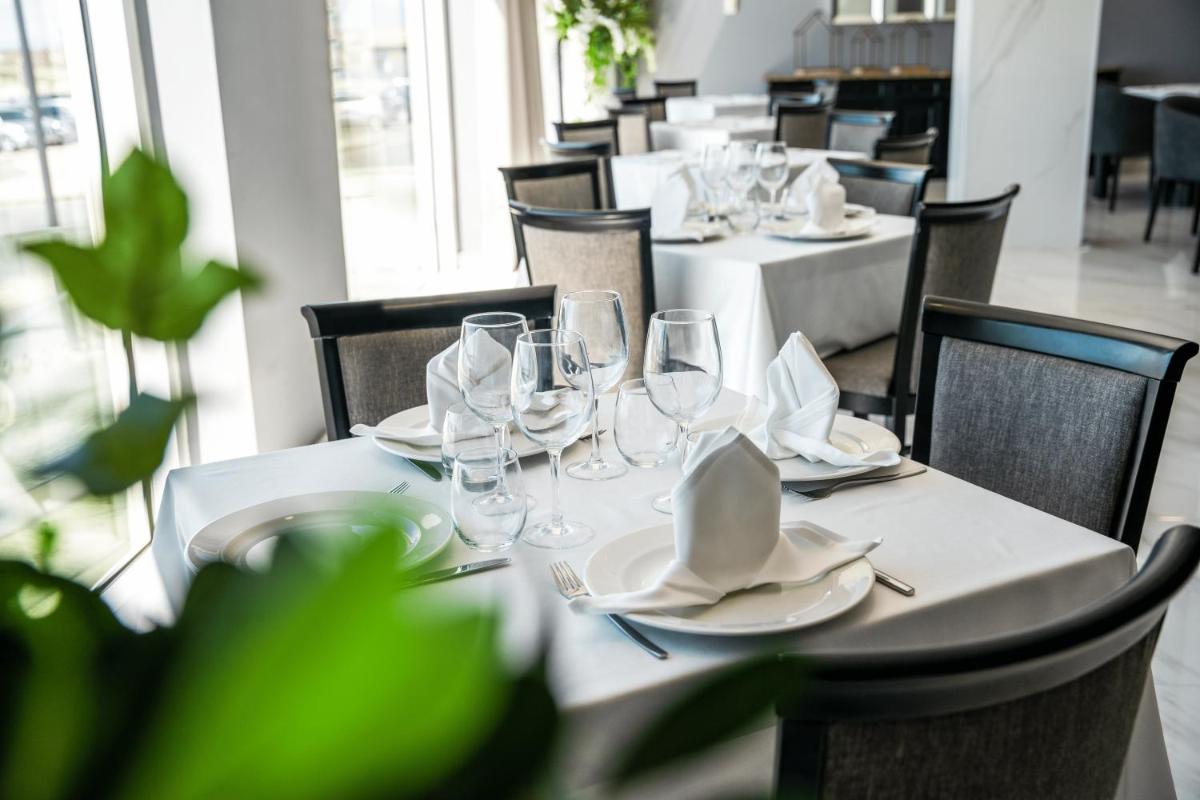 Um restaurante ou outro lugar para comer em Hotel Cristal Vieira Praia & SPA