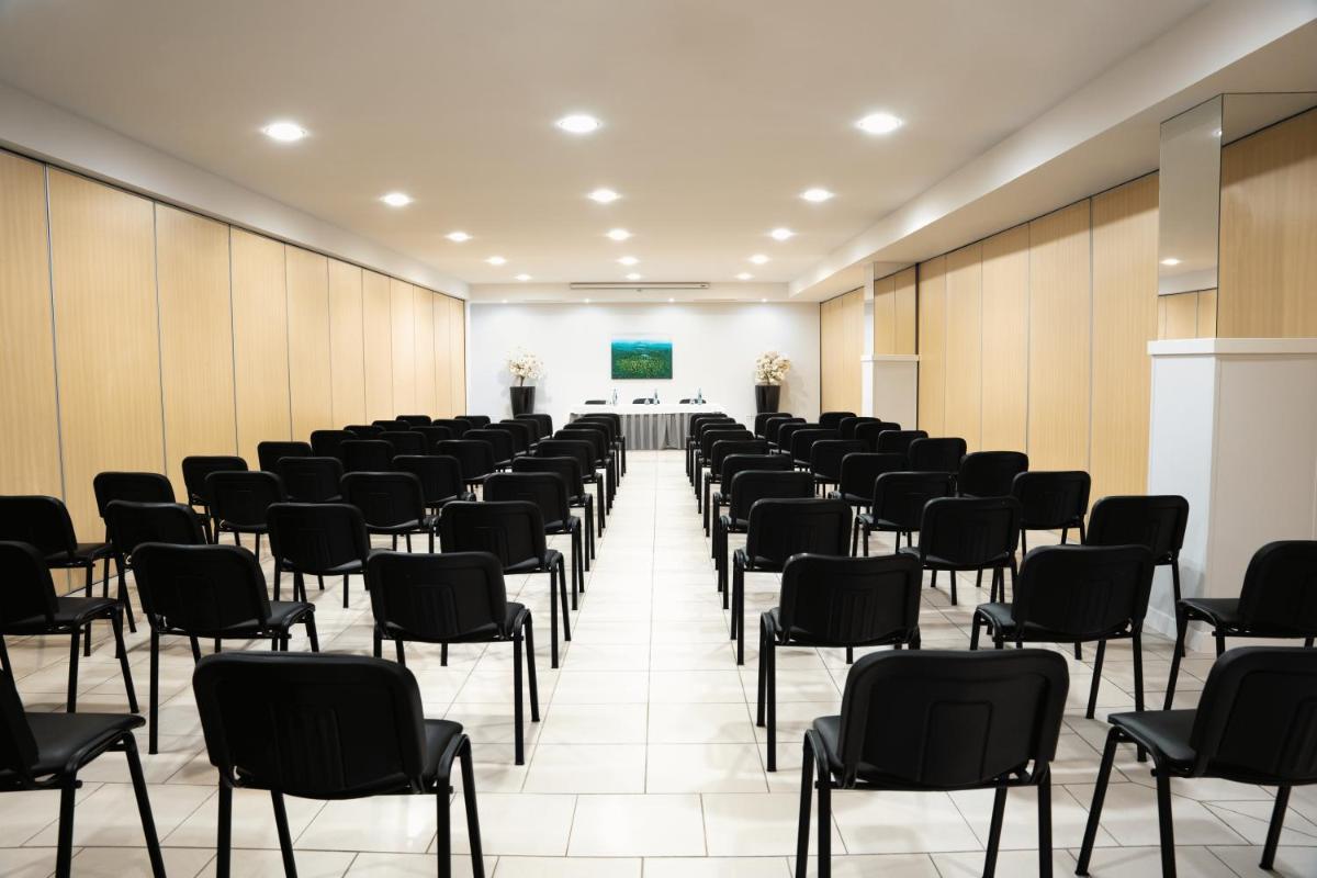 A área empresarial e/ ou a sala de conferências de Hotel Cristal Vieira Praia & SPA