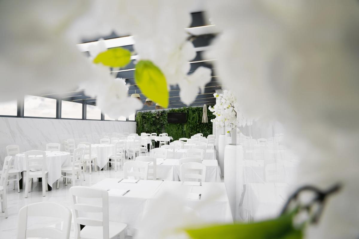 Um restaurante ou outro lugar para comer em Hotel Cristal Vieira Praia & SPA