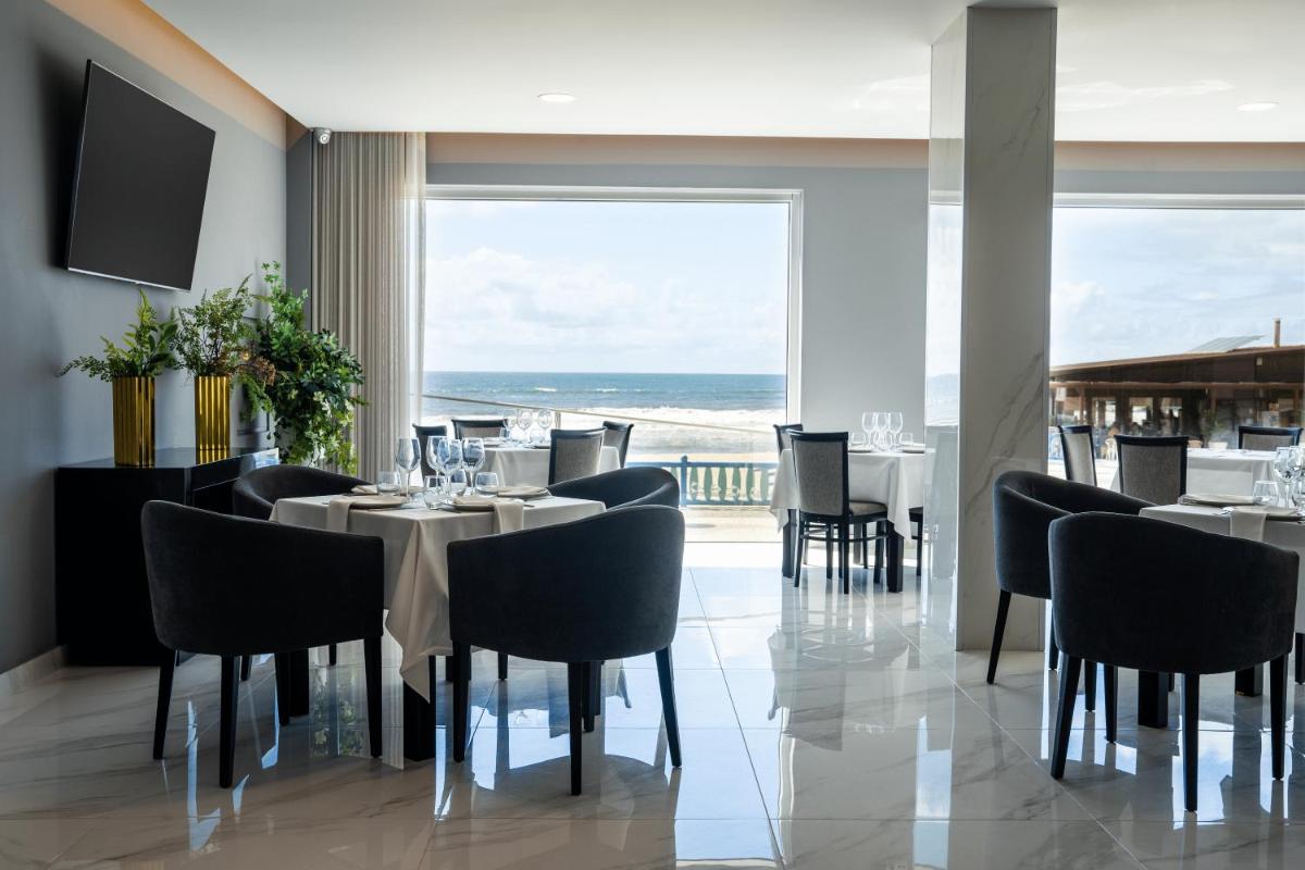 Uma televisão e/ou sistema de entretenimento em Hotel Cristal Vieira Praia & SPA