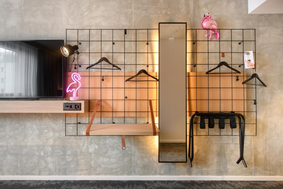 Moxy Sion - Housity
