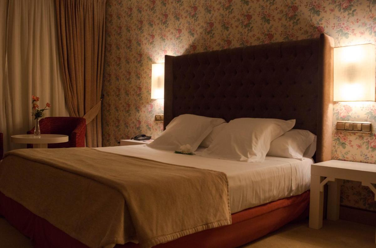 Cama o camas de una habitación en Beatriz Toledo Auditorium & Spa