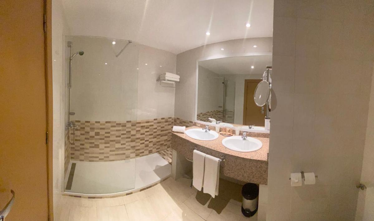 Un baño de Beatriz Toledo Auditorium & Spa