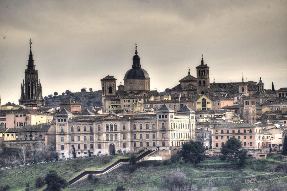 Una vista de un gran edificio en una colina. en Beatriz Toledo Auditorium & Spa, en Toledo