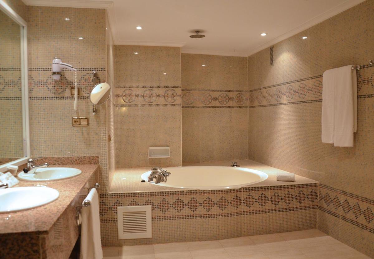 Un baño de Beatriz Toledo Auditorium & Spa