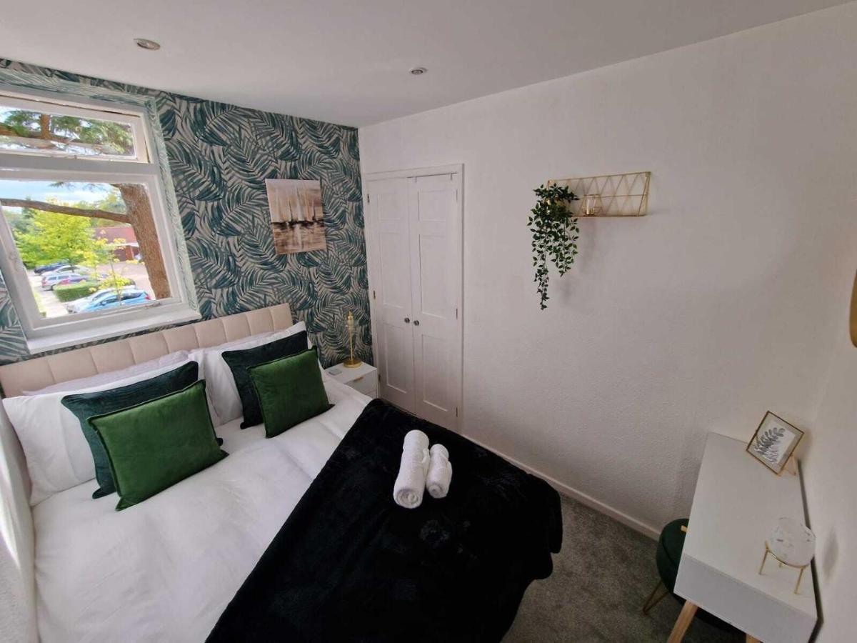 Two Bedroom Mansion House Apartment By AZ Luxury Stays Newmarket With Parking And WiFi - Housity