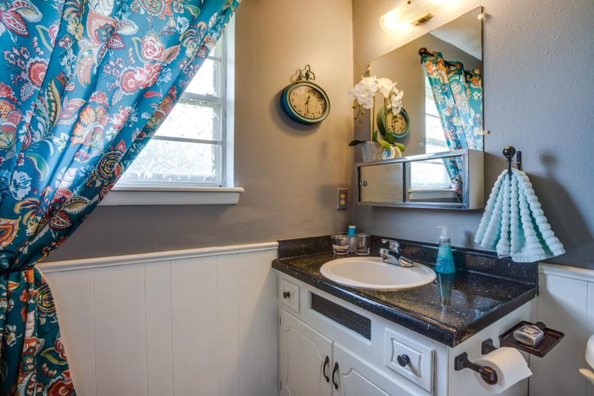Norman Home with Yard, Walk to Park and OU Campus! - Housity