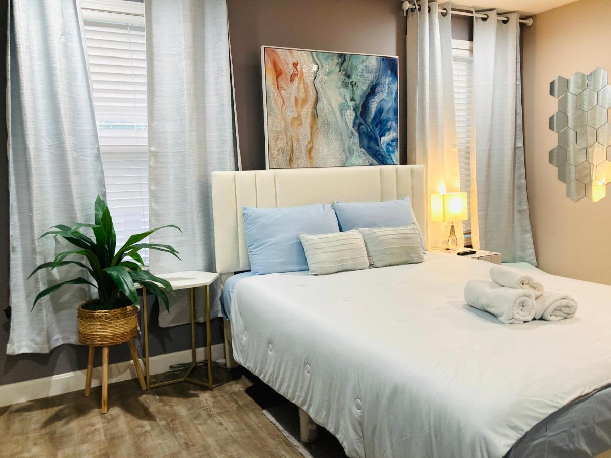 A2- Private Modern Bath, Sofa, 75