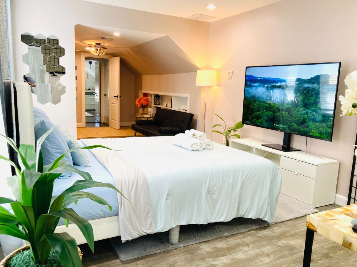 A2- Private Modern Bath, Sofa, 75