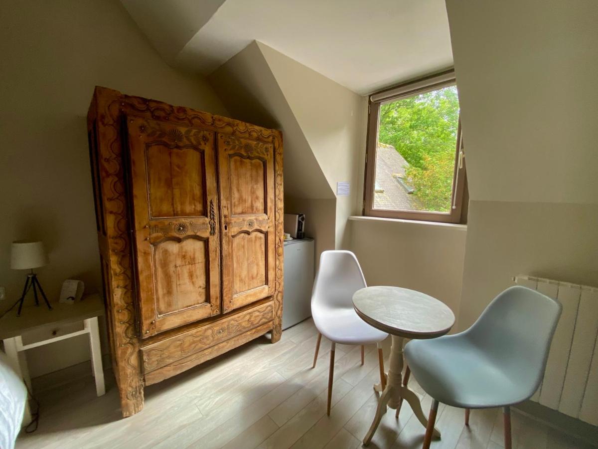 Coin salon dans l'établissement Les Moulins Du Duc ÉCOLODGE