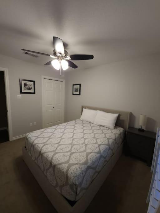 Beautiful 3 bedroom 2 Bathroom Home in Temple Medical District - Housity