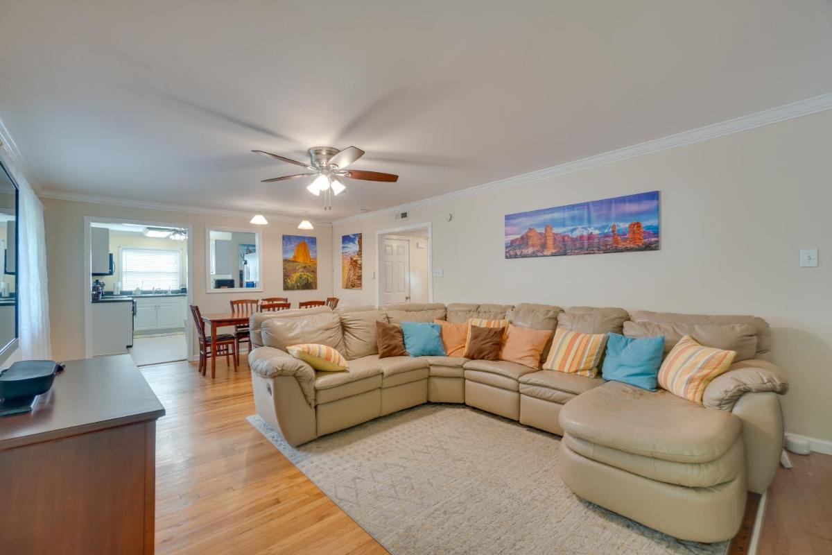 Oak Ridge Retreat with Porch Less Than 1 Mi to Downtown - Housity