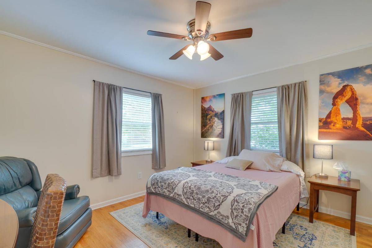Oak Ridge Retreat with Porch Less Than 1 Mi to Downtown - Housity