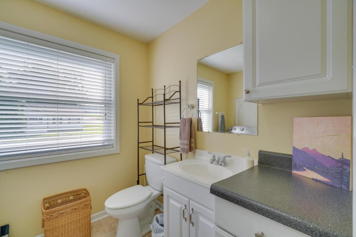 Oak Ridge Retreat with Porch Less Than 1 Mi to Downtown - Housity