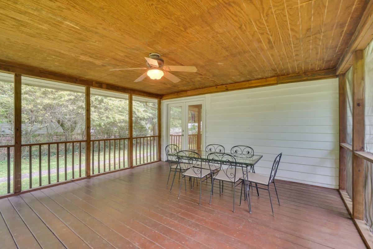 Oak Ridge Retreat with Porch Less Than 1 Mi to Downtown - Housity