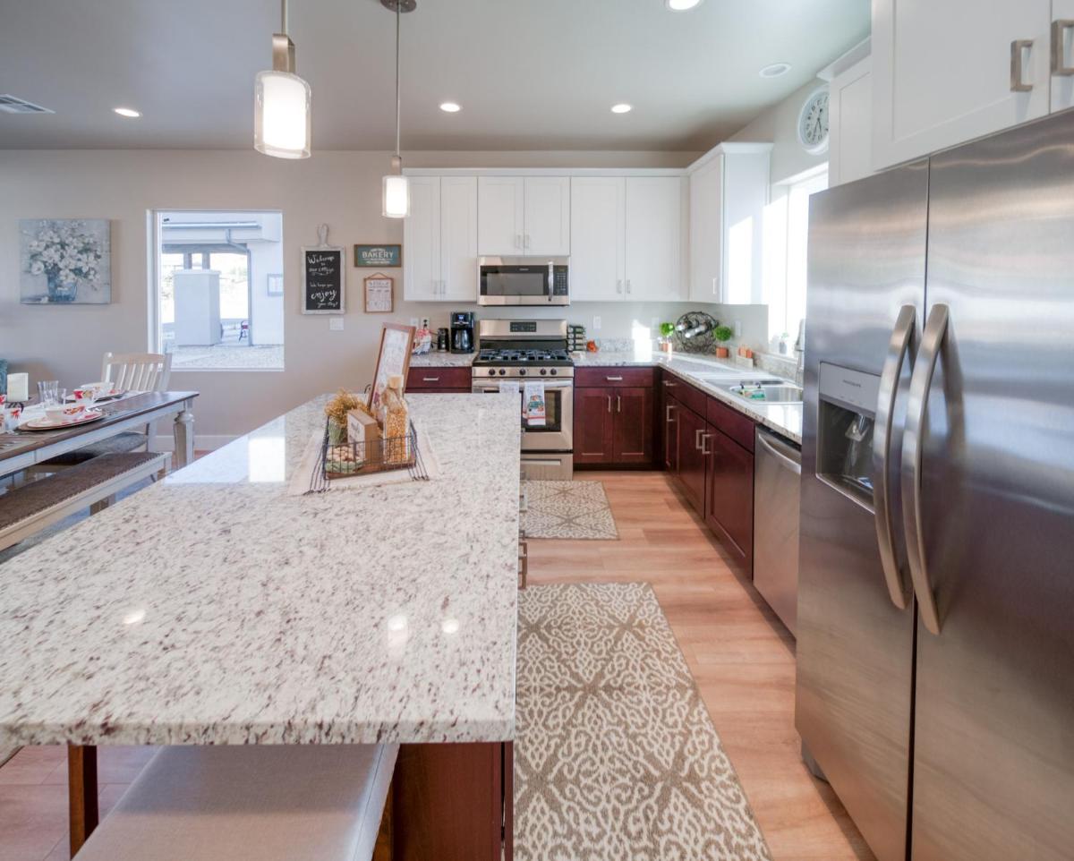 South Zion Coral Cliffs - 4 bed, 3 bath, hot tub, deck - Housity