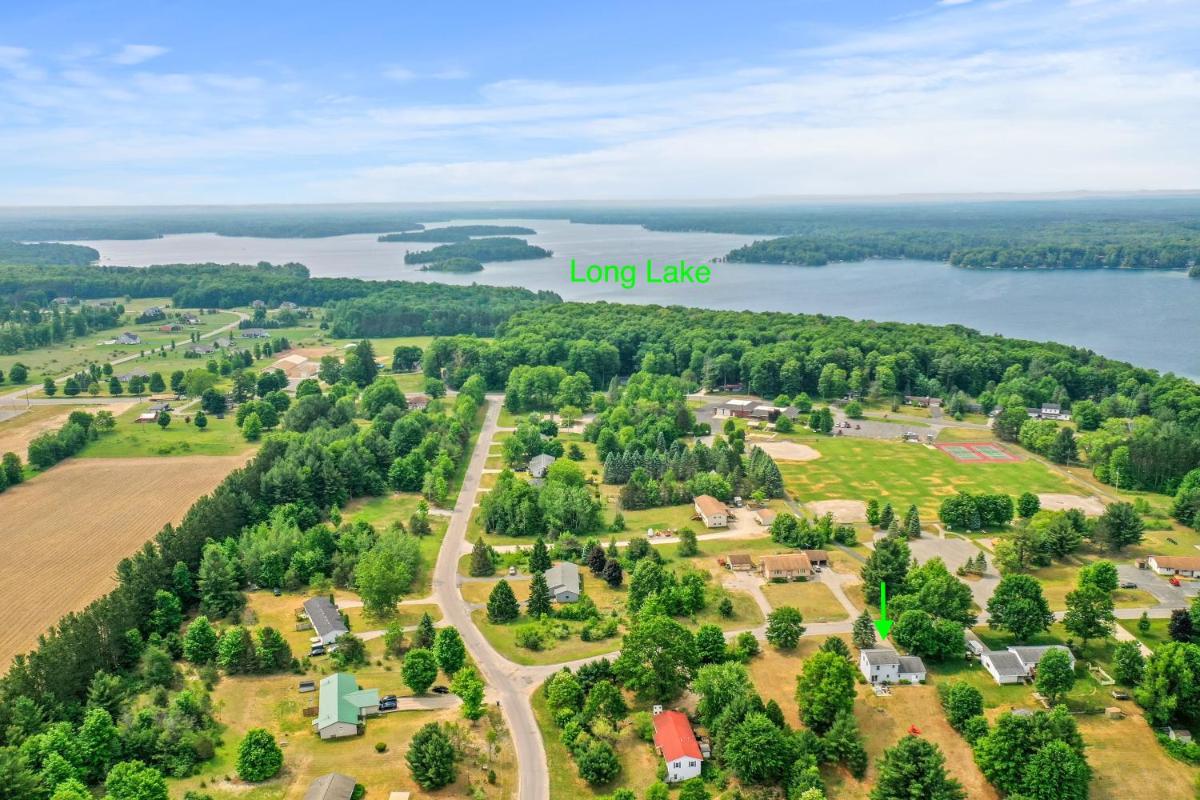 LONG LAKE RETREAT- Hot tub, Pool table, Firepit - Housity