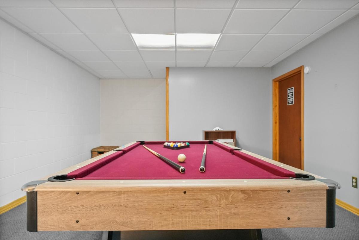 LONG LAKE RETREAT- Hot tub, Pool table, Firepit - Housity