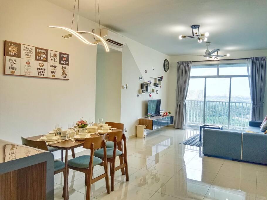 Suitetrails - Twin Danga, Near CIQ 3BR 9PAX, Perling-Woodlands Sea view,Hint