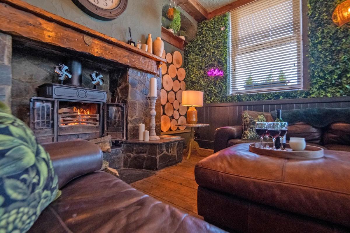 Waterfall Country Escape - Housity