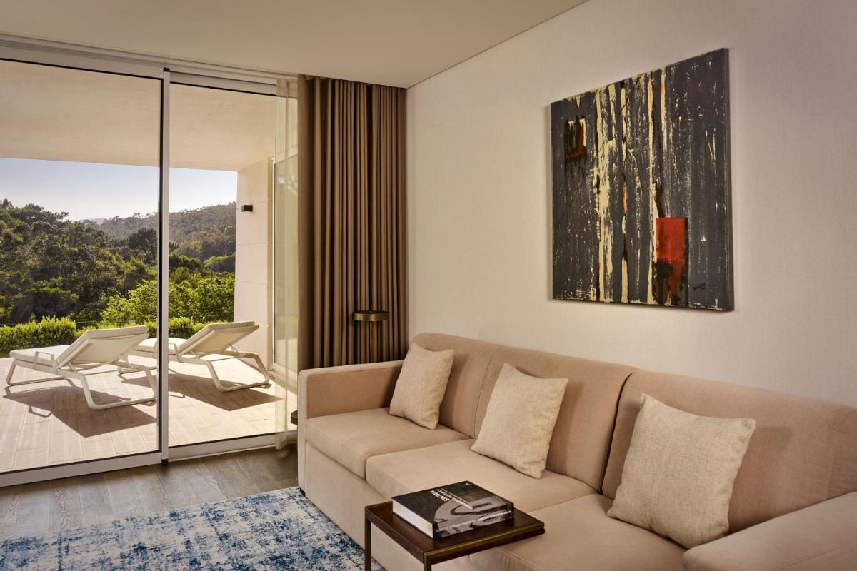 Uma área de estar em Penha Longa Resort