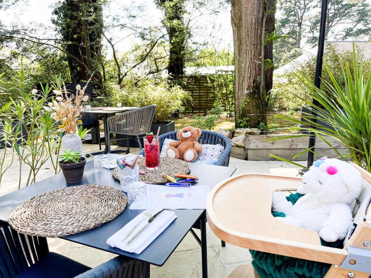 une table de patio avec des animaux en peluche dessus dans l'établissement Quintessia, à Orvault