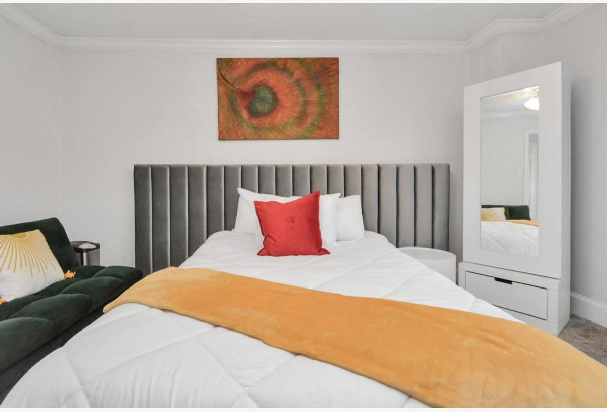 Modernized Private Master suite - Housity