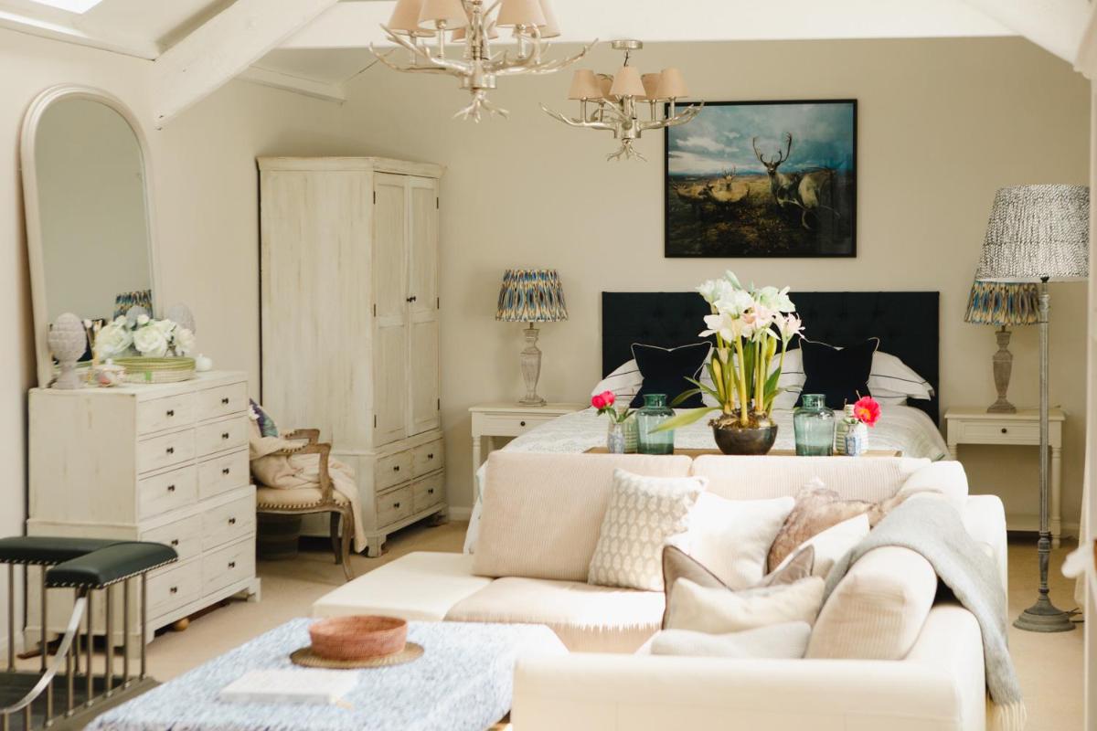 Wellies & Waves - Housity