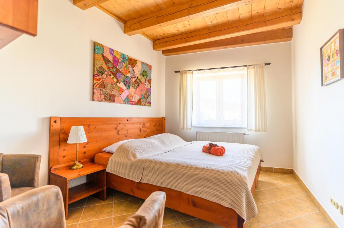 Penzion U TŘÍ RŮŽÍ - Housity