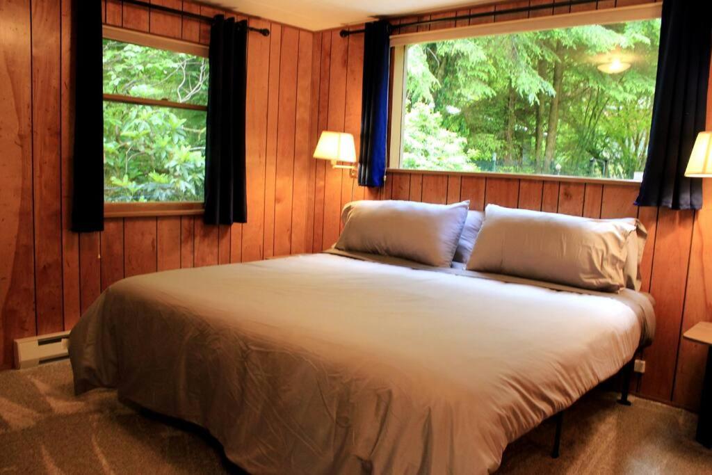 Lakefront: Dog Friendly, Dock, BBQ, Firepit, AC - Housity