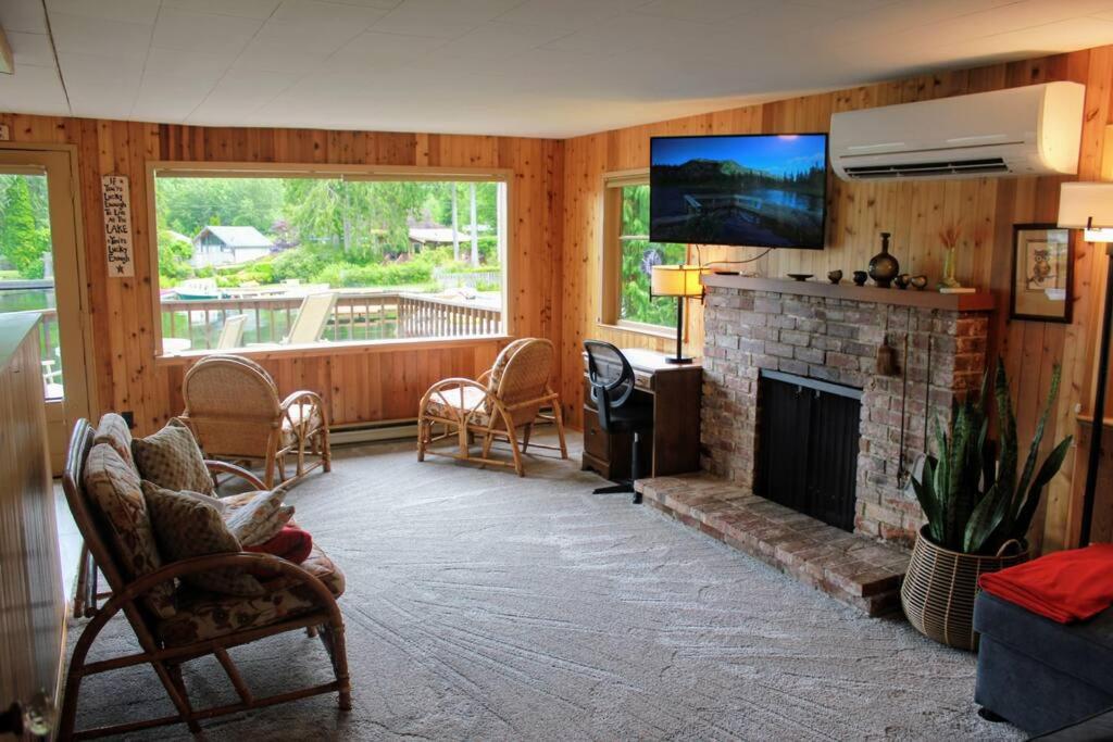 Lakefront: Dog Friendly, Dock, BBQ, Firepit, AC - Housity