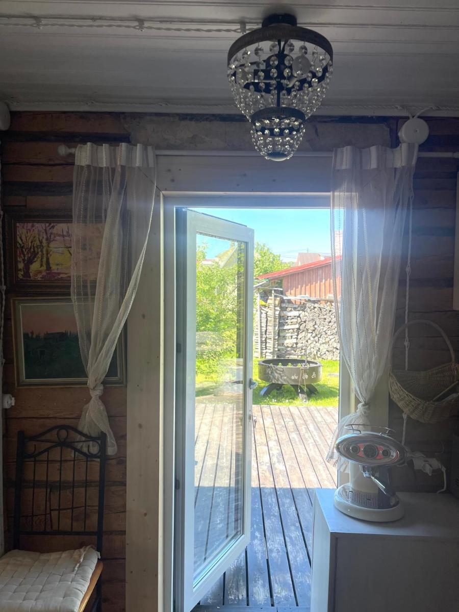 Hubane hoovimajake Haapsalu vanalinna juures - Housity