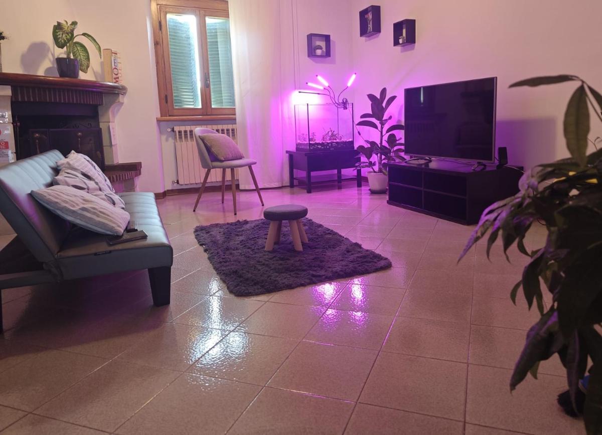 Charlie's Home Arezzo - fully furnished apartment in the central area, with kitchenette, dishwasher, washing machine, balcony, terrace and private parking adjacent to the property, independent heating and cooling, close to supermarkets, offices e hospital - Housity