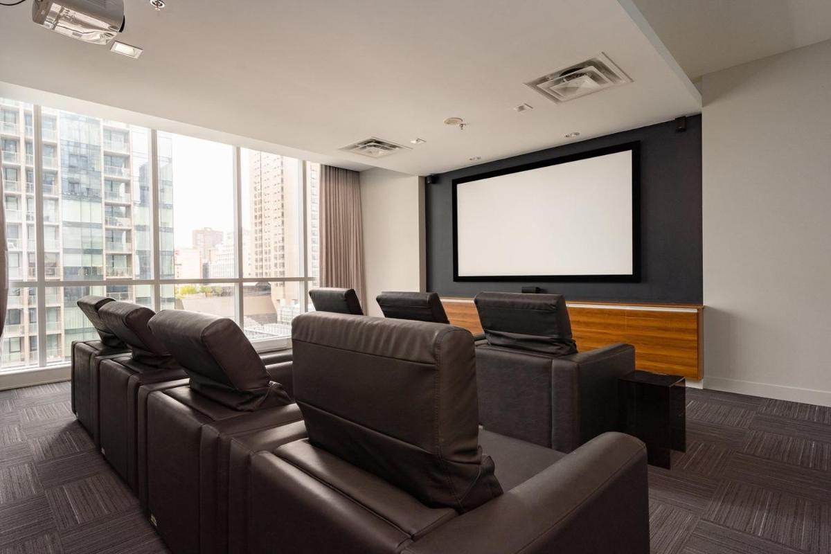 COZY ROOM Downtown Montreal CENTRE BELL ALL INCLUDED - Housity