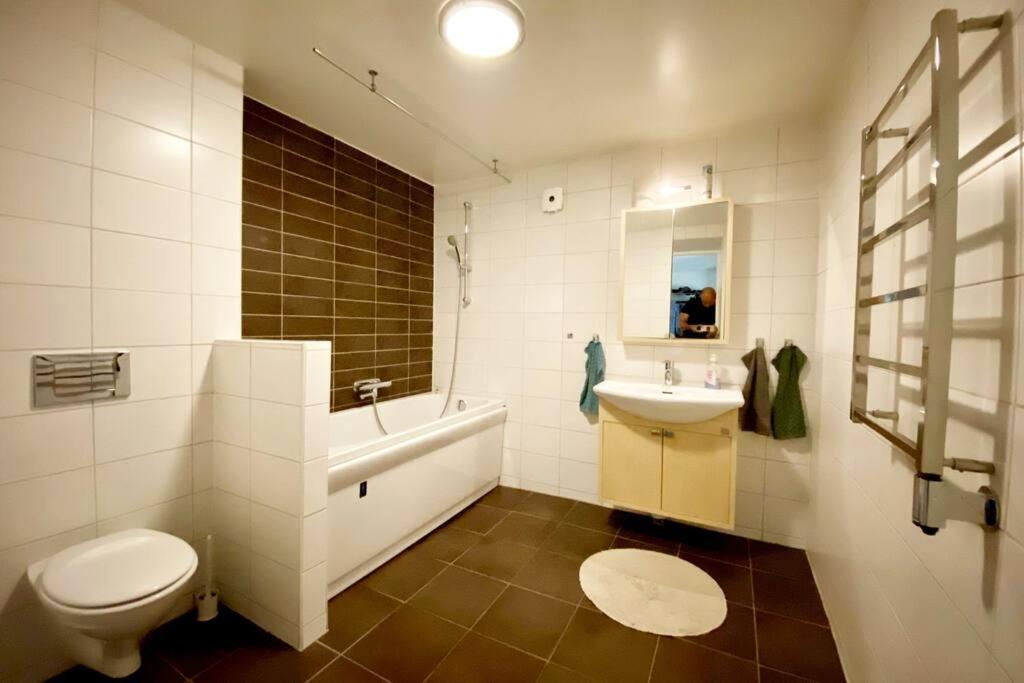 Christmas deal! 21-27 December, Family House with Free Wifi, Free Streaming Services and Free Parking - Housity