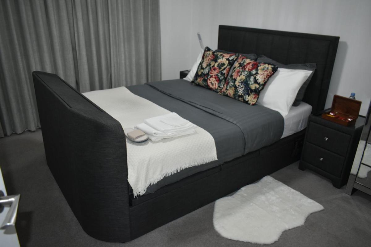 A private en-suite bedroom in Bromley-by-Bow - Housity