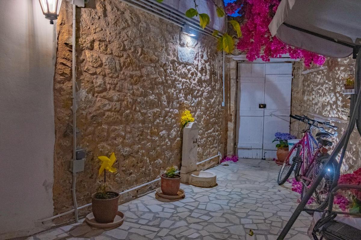 Suitetrails - The Venetian Walls 'Central House With Private Courtyard - Charmy & Cheap'