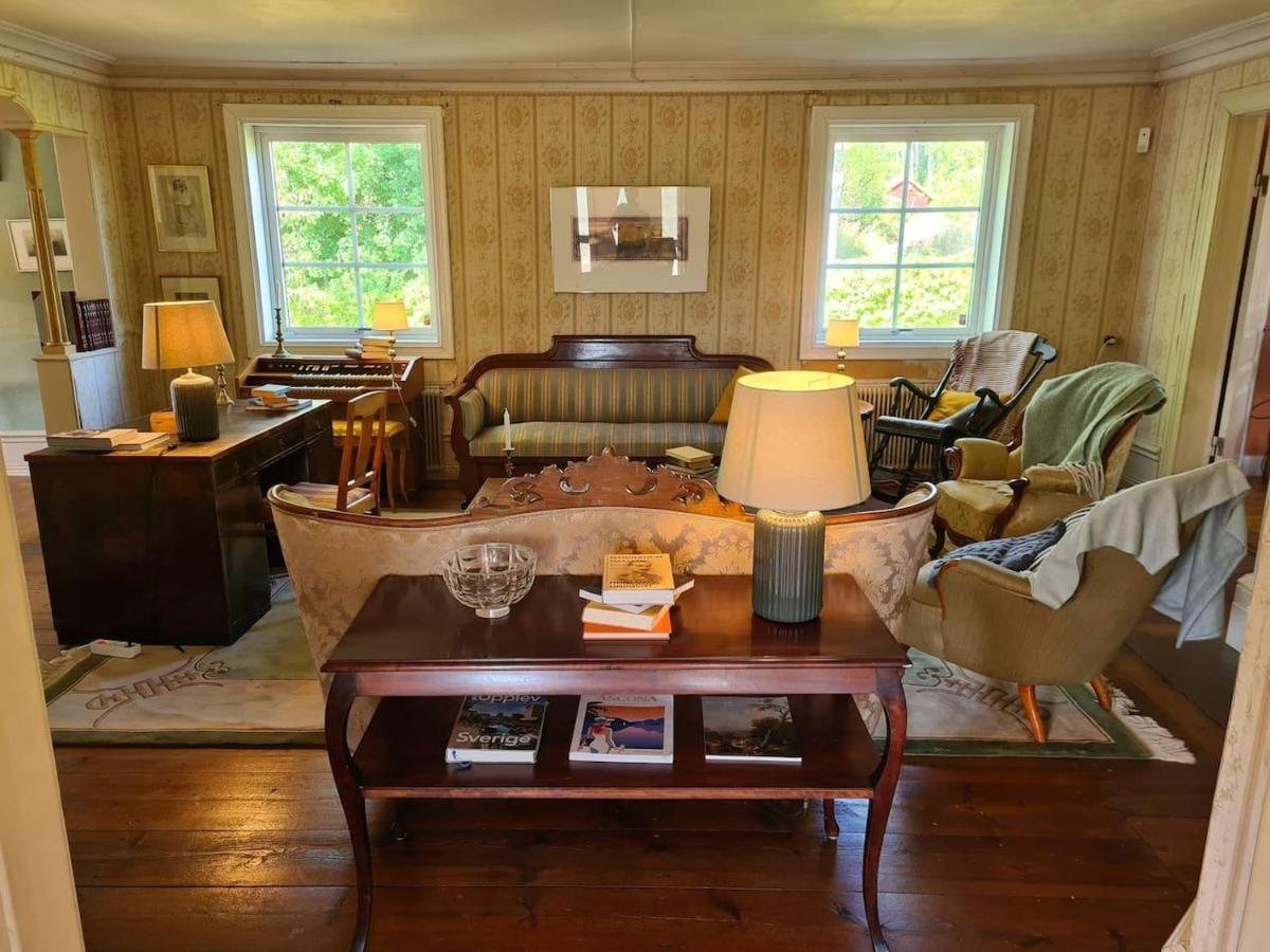 Charming 6 bedroom House & Horse Farm - Sleeps 12 - Housity