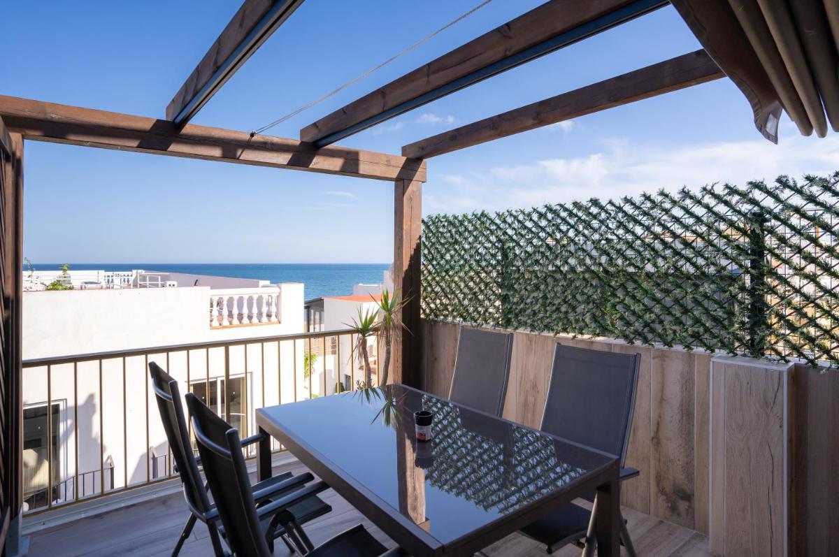 Apartamentos El Camen Carihuela Playa - Housity