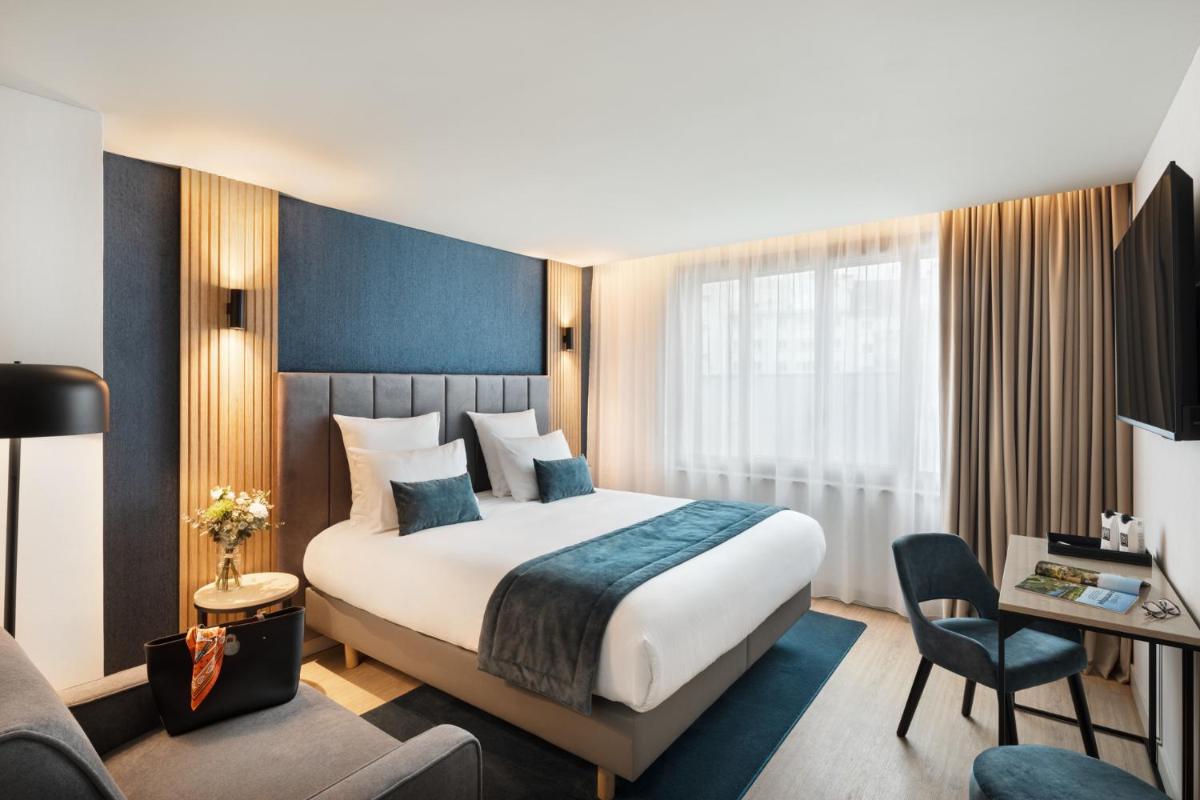 une chambre d'hôtel avec un lit et un bureau dans l'établissement Hôtel & Spa Le Maury, Vannes, The Originals Boutique, à Vannes