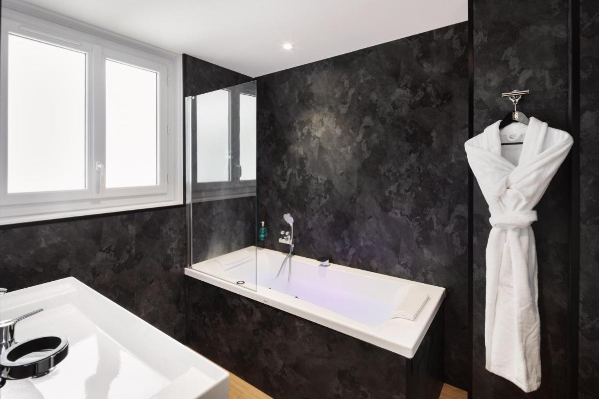 Salle de bains dans l'établissement Hôtel & Spa Le Maury, Vannes, The Originals Boutique