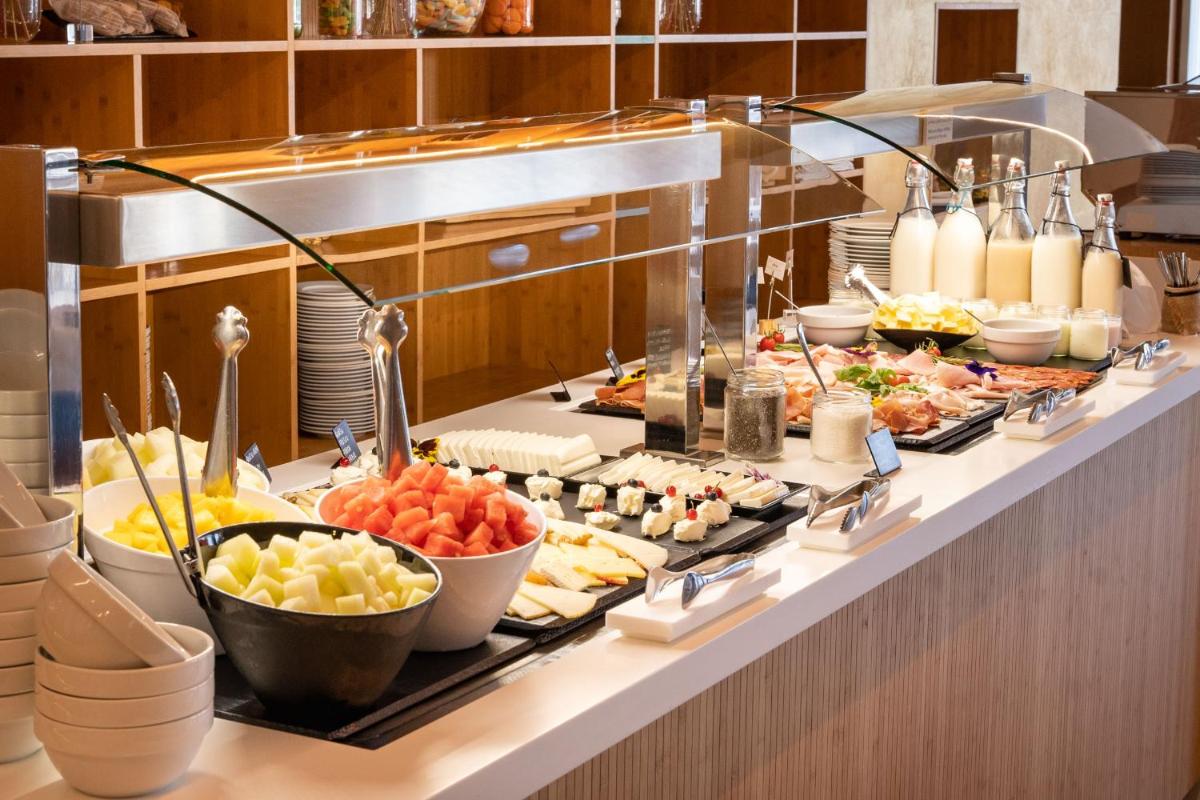 Comida en o cerca de este hotel