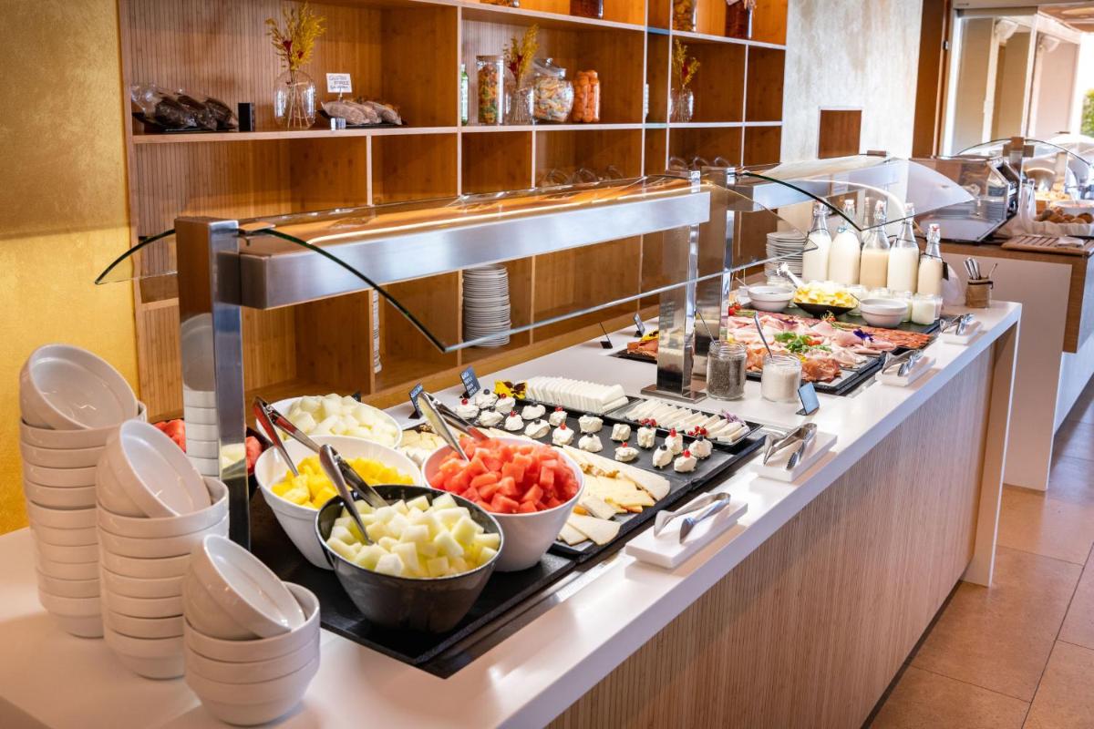 Comida en o cerca de este hotel